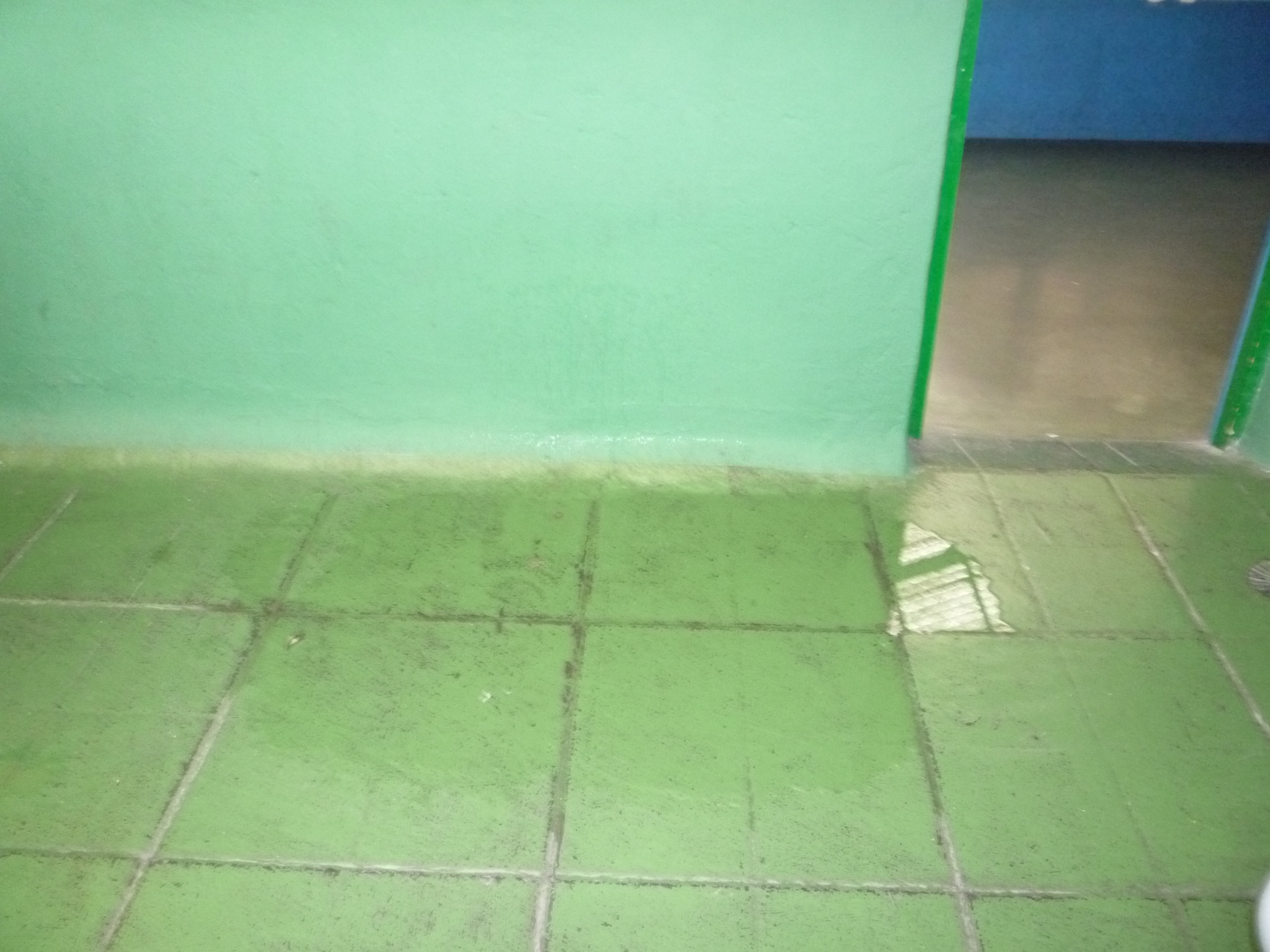 Un día cualquier de lluvia: agua de las goteras en el suelo de la planta tercera.